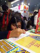 Julia firma ejemplares de Cordones Desatados en la Feria del libro de Buenos Aires. Foto: Rocío Mateos
