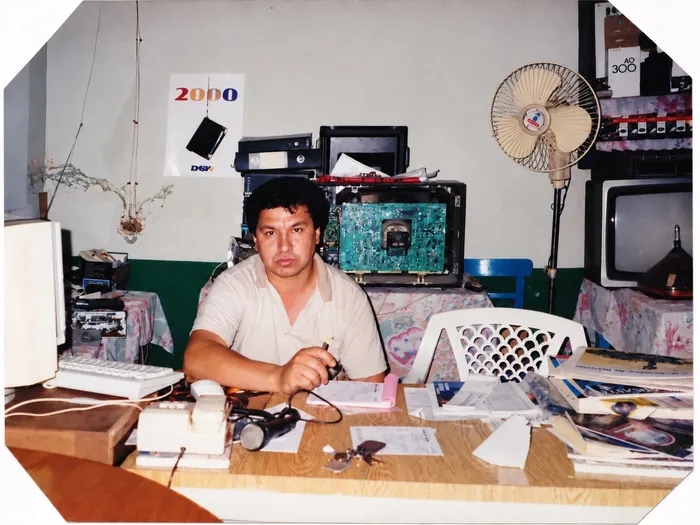 Julio Da Rosa en la radio. Foto: Euda Fernandez