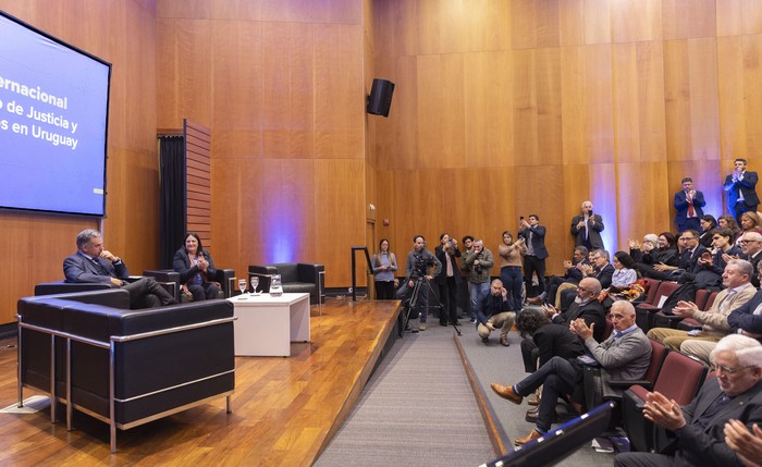 Yamandú Orsi en el Seminario Internacional hacia un Ministerio de Justicia, el 25 de junio, en el anexo de la Torre Ejecutiva. · Foto: Ernesto Ryan
