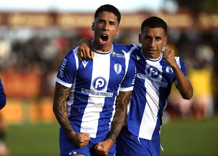 Agustín Rodríguez y Bruno Larregui, de Juventud de Las Piedras, tras el segundo gol de su equipo a Progreso, el 18 de mayo, en el Parque Paladino. · Foto: Sandro Pereyra, Agencia Gamba