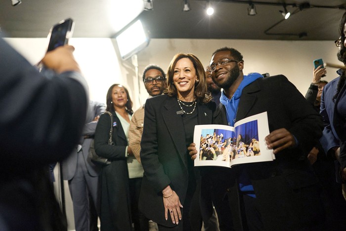 Kamala Harris en una pequeña empresa local propiedad de negros, en Detroit, Michigan, durante una parada de campaña. · Foto: Geoff Robins, AFP