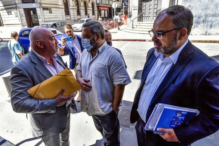 Homero Guerrero, Charles Carrera y Mario Bergara en fiscalía, por la denuncia penal del acuerdo entre el gobierno y la empresa Katoen Natie (archivo, marzo de 2022). · Foto: Federico Gutiérrez