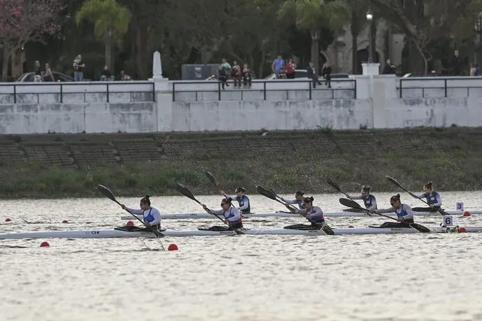 Chile y Uruguay en la prueba de kayak 4 femenino en canotaje de velocidad , el 24 de setiembre, en Costanera Este en Santa Fe. · Foto: Sandro Pereyra, Agencia Gamba