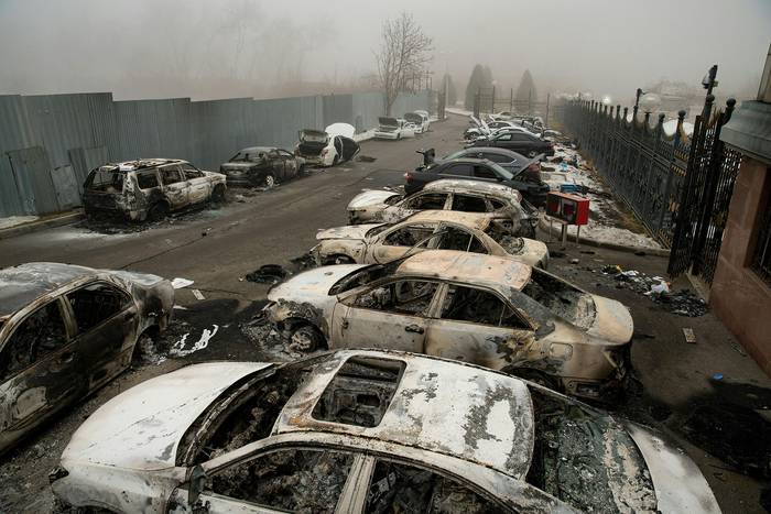 Automóviles quemados tras la violencia que estalló por los aumentos en los precios del combustible, en el centro de Almaty, Kazajistán (06/01/2022). · Foto: Alexander Bogdanov, AFP