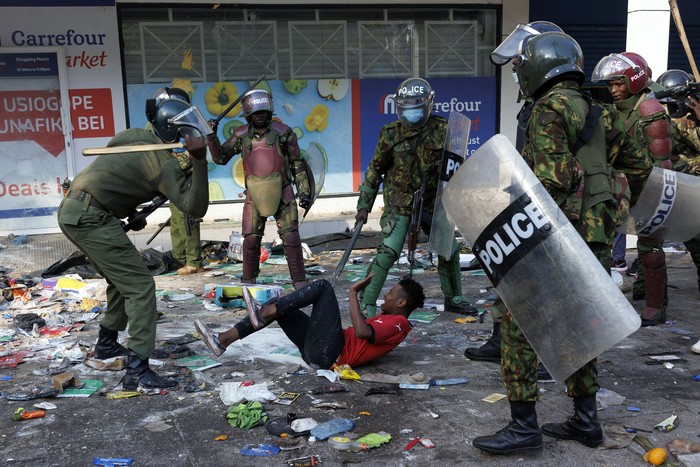 Represión policial durante una huelga nacional para protestar contra los aumentos de impuestos, este martes, en Nairobi, Kenia. · Foto: Simon Maina, AFP