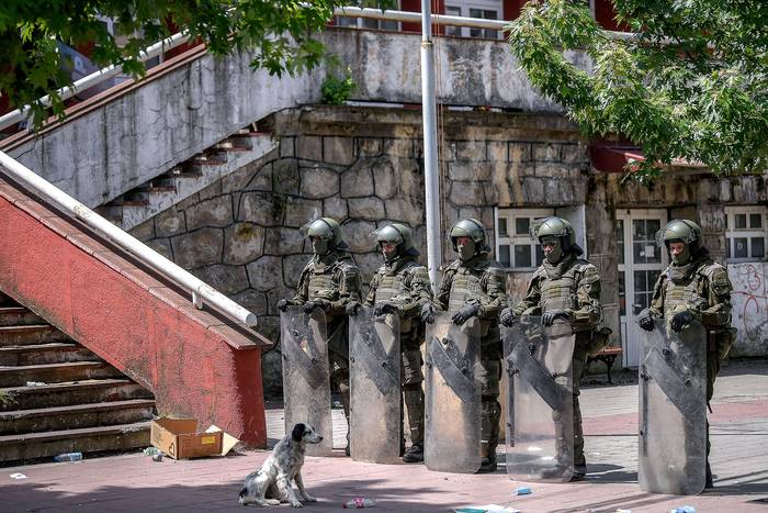 Soldados de la OTAN controlan un área cerca de Zvecan, en el norte de Kosovo, después de enfrentamientos con manifestantes serbios (30.05.2023).