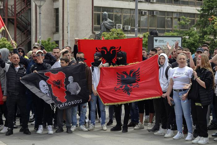 Albaneses de Kosovo con banderas albanesas durante una manifestación en el sur de Mitrovica, el 1º de junio. · Foto: AFP