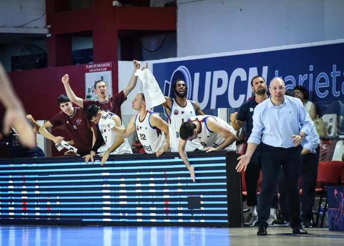 Jugadores de Biguá, el 12 de diciembre, en el Estadio Ciudad, en Santiago del Estero, Argentina. · Foto: FIBA Américas