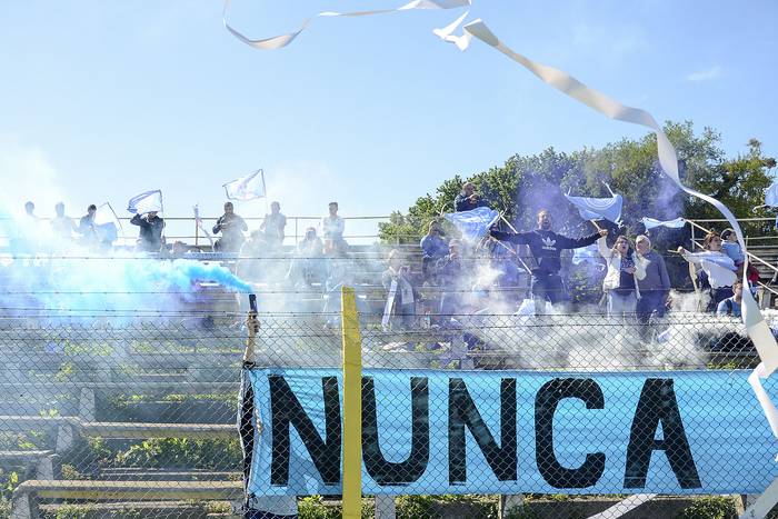 Hinchada de Torque en la penúltima fecha de la 2ª División Profesional, en el Estadio José Nasazzi. · Foto: Alessandro Maradei