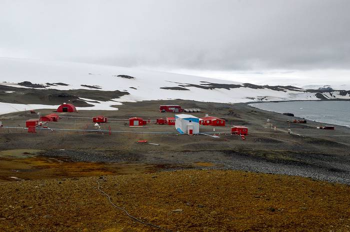 La base uruguaya en la Isla Rey Jorge, en la Antártida. Foto de Ary Mailhos