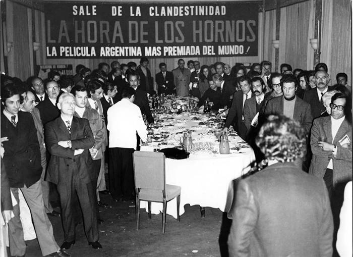La hora de los Hornos fue estrenada oficialmente en 1973, luego de la asunción de Héctor J. Cámpora como presidente de Argentina desde mayo de 1973, hasta junio de 1973.