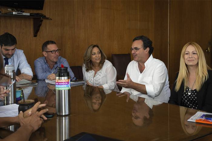 Pilar Silvestre, a la izquierda del ministro de Desarrollo Social, Pablo Bartol. Foto: Publicación en Twitter del Ministro de Desarrollo Social.