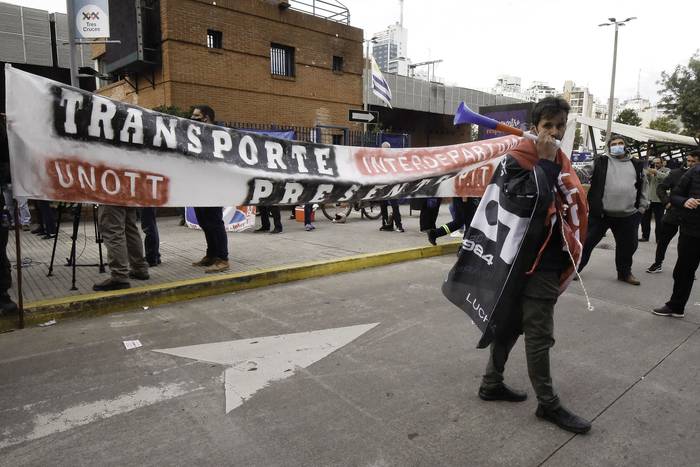 Movilización de trabajadores del transporte interdepartamental, el 10 de julio, en la terminal de ómnibus de Tres Cruces. · Foto: Federico Gutiérrez