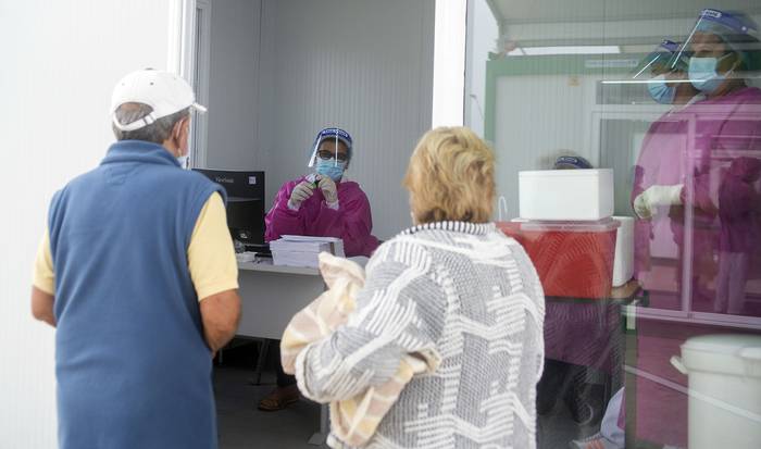 Controles sanitarios en el Aeropuerto de Carrasco (archivo, abril de 2021). · Foto: Alessandro Maradei