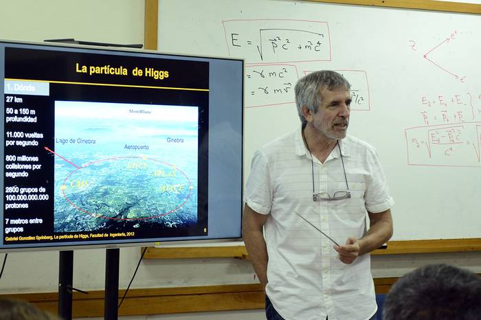 Charla virtual en Facultad de Ciencias a cargo del profesor de física Gabriel Gonzalez. · Foto: Alessandro Maradei