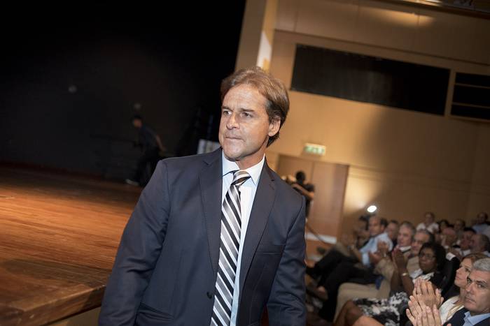 Luis Lacalle Pou, anoche, en el auditorio de la Torre de Antel. Foto: Ricardo Antúnez