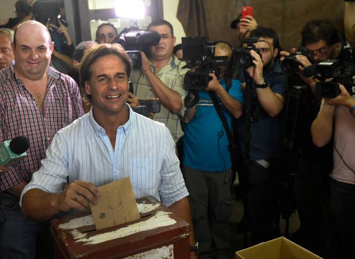 Luis Lacalle Pou, candidato del Partido Nacional, emite su voto · Foto: Federico Gutiérrez