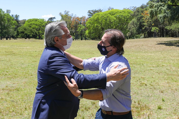 Luis Lacalle Pou y a su homólogo de Argentina, Alberto Fernández, el 19 de diciembre de 2020, en la estancia presidencial de Anchorena. · Foto: Presidencia argentina, EFE