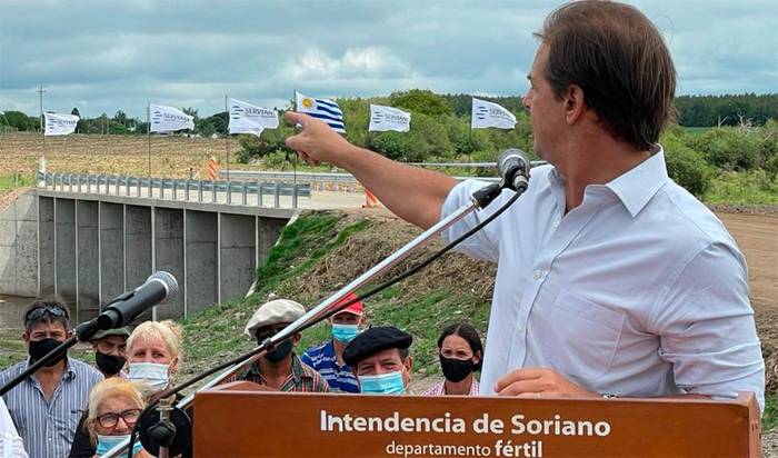  Luis Lacalle Pou, durante la inauguración del puente que une Lares y Perseverano, en el kilómetro 34 de ruta 55, en Soriano. · Foto: Presidencia de Uruguay