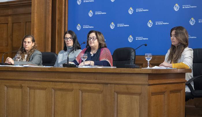 Valentina Arregui, Victoria Lafluf, Adriana Alfonso y Laura Fazzio, en el Ministerio de Salud Pública (07.08.2023). · Foto: Alessandro Maradei