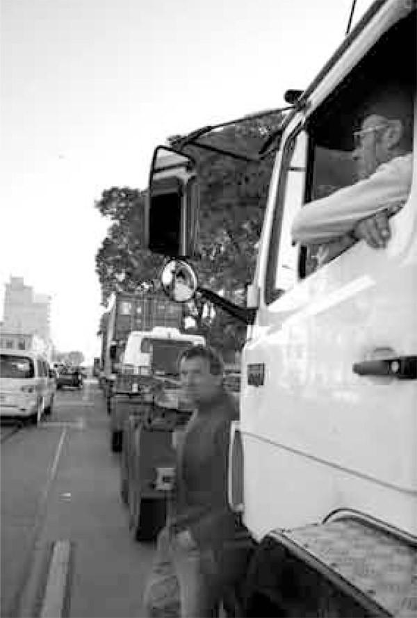 Camioneros esperan que se habilite el ingreso al puerto, impedido por conﬂicto de los 
funcionarios aduaneros.  (archivo, junio de 2008) · Foto: Sandro Pereyra