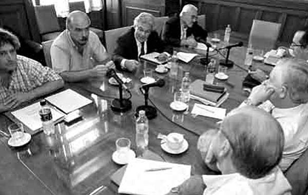 Reunión del Frente Líber Seregni con el subsecretario de Economía, ayer, en el Palacio Legislativo. · Foto: Javier Calvelo