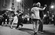 Parejas bailan, anoche, en la avenida 18 de Julio durante la celebración de los 95 años del tango La Cumparsita.