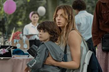 Foto principal del artículo 'Las madres de los pingüinos: maternidad y discapacidad en excelente drama polaco'