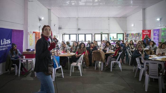 Tamara Savio durante el Encuentro Nacional de Acompañantes en Aborto, el 6 de agosto, en el local de AFCASMU . · Foto: Mara Quintero