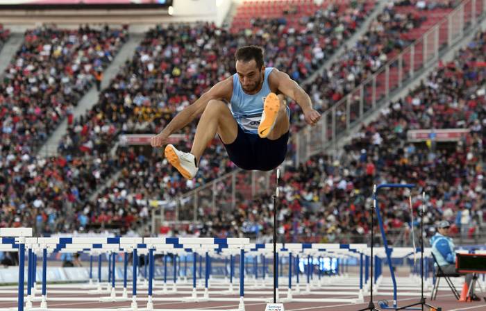 Emiliano Lasa durante la prueba de salto largo en los Juegos Panamericanos Santiago 2023 (31.10.2023). · Foto: Sandro Pereyra