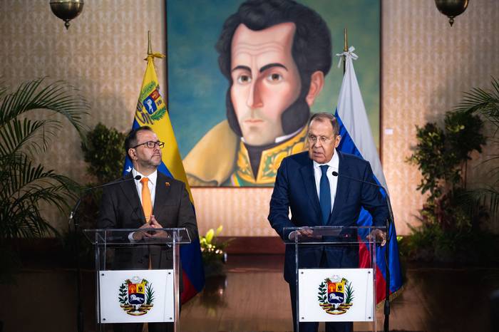 Yvan Gil, ministro de Asuntos Exteriores venezolano, y su homólogo ruso, Sergei Lavrov, este martes, en Caracas, Venezuela. · Foto: Gabriela Oraá, AFP