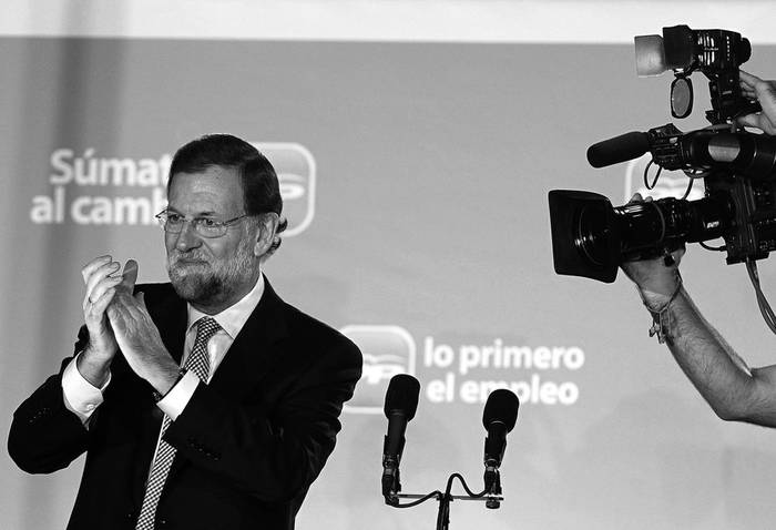 Mariano Rajoy saluda a los simpatizantes populares ayer, en la sede partidaria, luego de que se conocieran los resultados
que lo dan como triunfador en las elecciones generales de España.  · Foto: Efe, Chema Moya