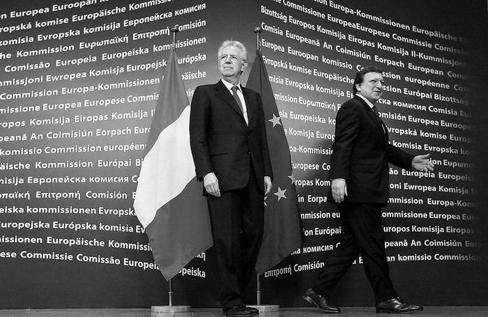 El primer ministro italiano, Mario Monti (centro), y el presidente de la Comision Europea, Jose Manuel Durao Barroso, el martes,
en Bruselas, Belgica. · Foto: Efe, Olivier Hoslet