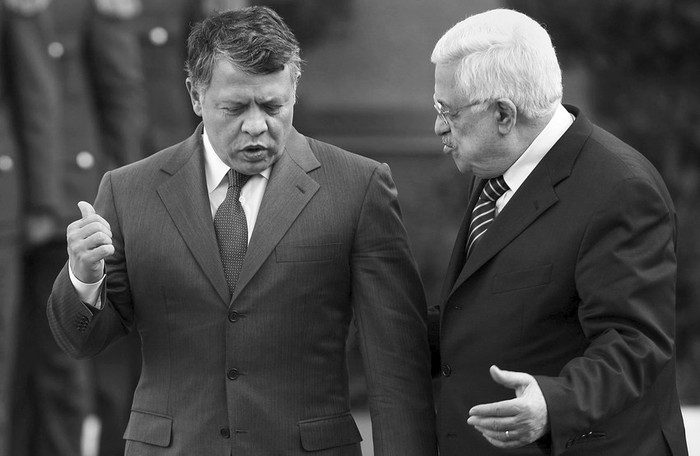 El presidente de la Autoridad Nacional Palestina, Mahmud Abbas (derecha), y el rey de Jordania, Abdala II, el lunes, durante la
bienvenida al mandatario jordano en Ramala, Cisjordania. · Foto: Efe, Atef Safadi