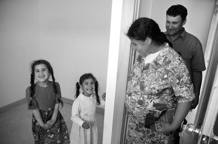 Daniel Leal y Karen Quintero junto a sus hijas Keren y Laura, en su nueva casa del barrio La Pedrera de Rivera, el miércoles. · Foto: Sandro Pereyra