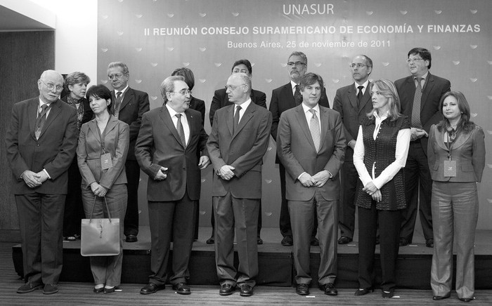 El ministro de Planificación y Finanzas de Venezuela, Jorge Giordani; la presidenta del Banco Central de Argentina, Mercedes Marco del Pont; el
ministro de Hacienda de Paraguay, Dionisio Borda; el canciller de Argentina, Héctor Timerman; el ministro de Economía de Argentina, Amado
Boudou; la secretaria general de la Unasur, María Emma Mejía; la ministra de Bienestar Social de Ecuador, Jeanette Sánchez. Atrás: el presidente
del Banco Central de Bolivia, Marcelo Zabalaga; la secretaria general de la Cepal, Alicia Barcena; la viceministra de Economía de Perú, Laura
Calderón; el viceministro de Economía de Bolivia, Edwin Rojas Ulo; el viceministro de Economía de Argentina, Roberto Feletti; el representante
especial de Argentina en Unasur, Rafael Follonier; el viceministro técnico de Hacienda de Colombia, Rodrigo Suescún Melo, posan para la foto
oficial en la II Reunión del Consejo Suramericano de Economía y Finanzas de la Unasur · Foto: EFE, Leo La Valle