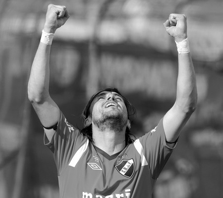 Alexander Medina, ayer, tras convertir el primer gol de Nacional ante Wanderers en el estadio Centenario · Foto: Nicolás Celaya Alexander Medina, ayer, tras convertir el primer gol de Nacional ante Wanderers en el estadio Centenario · Foto: Nicolás Celaya