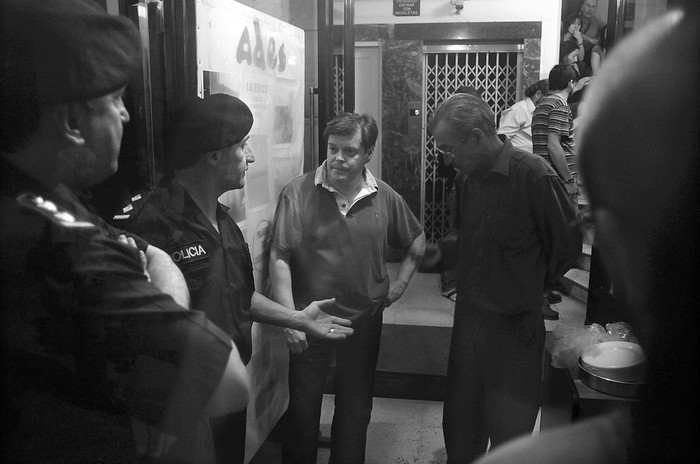 Policías y docentes, anoche, en el anexo de la sede de Secundaria, ubicada sobre la calle Rincón, en Montevideo · Foto: Pablo Nogueira