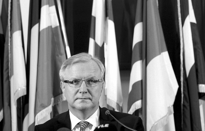 El comisario europeo de Asuntos Económicos, Olli Rehn, en una rueda de prensa en Roma, el viernes. · Foto: Efe, Alessandro Di Meo