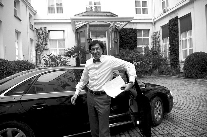 El presidente del Partido Socialista y mediador real, Elio di Rupo, tras la reunion con los representantes de los seis grupos que han
conseguido llegar a un acuerdo para formar el gobierno, en Bruselas. · Foto: Efe, Dries Luyten