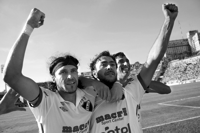 Alexander Medina, Álvaro Recoba y Facundo Píriz, ayer, tras el gol de Nacional ante Liverpool en el estadio Centenario. · Foto: Nicolás Celaya