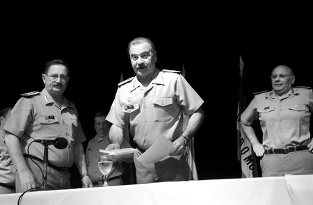 El comandante en jefe del Ejército Pedro Aguerre, tras las declaraciones que hizo a la prensa, ayer, en el Instituto Militar de Estudios Superiores (IMES) · Foto: Nicolás Celaya El comandante en jefe del Ejército Pedro Aguerre, tras las declaraciones que hizo a la prensa, ayer, en el Instituto Militar de Estudios Superiores (IMES) · Foto: Nicolás Celaya