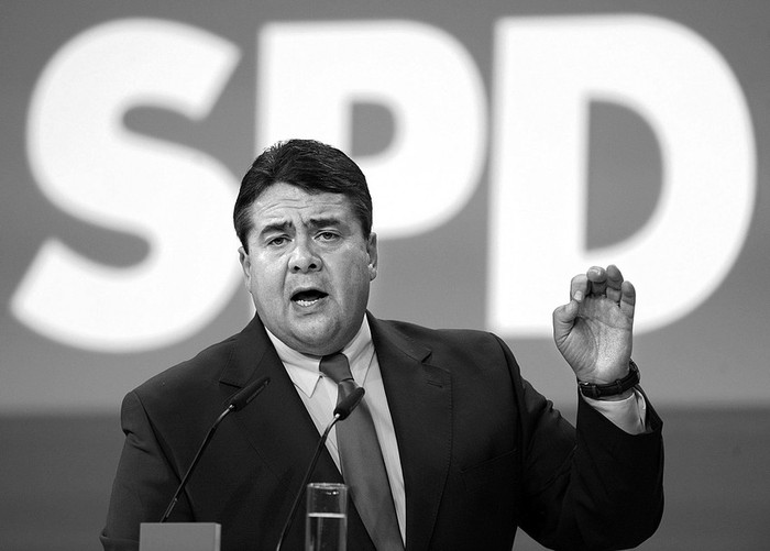 El presidente del Partido Socialdemócrata alemán Sigmar Gabriel, ofrece un discurso al congreso federal de esa formación,
celebrado ayer en Berlín (Alemania). · Foto: Efe, Tim Brakemeier