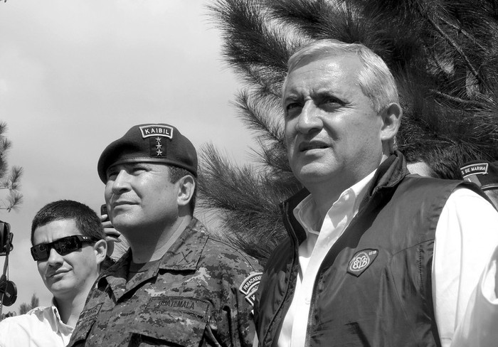 El presidente electo de Guatemala, Otto Perez Molina, y su futuro ministro de Defensa, Ulises Noe Anzueto, el lunes en un acto militar en
Peten en el que Anzueto fue ascendido a general de brigada. Perez Molina ha sido cuestionado porque integro, en los anos de conflicto
interno, una fuerza de elite militar, Kaibiles, a la que se atribuyen violaciones a los derechos humanos. · Foto: Efe, Partido Patriota, s/d de autor