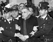 Michele Zagaria es trasladado por agentes de policia en la comisaria de Caserta.