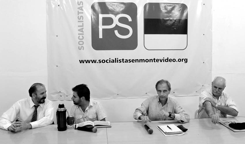 José Nunes, Gonzalo Civila, Manuel Laguarda y Yerú Pardiñas, durante un debate organizado
por la departamental de Montevideo del Partido Socialista. (archivo, noviembre de 2011)