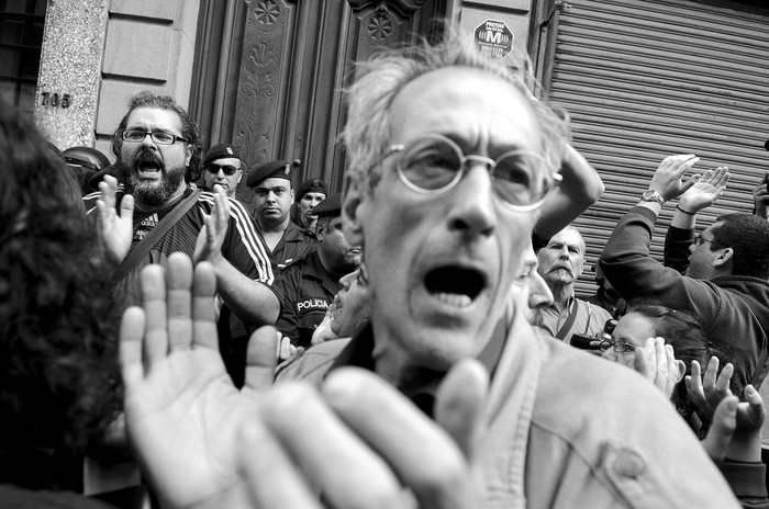 Movilizacion de docentes de secundaria frente al edificio anexo del Consejo de Educacion Secundaria. (archivo, 5 de diciembre de 2011) · Foto: Nicolás Celaya