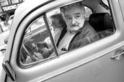 Jose Mujica y Lucia Topolansky, ayer, cuando el presidente y su esposa visitaron el Congreso del Partido Socialista.