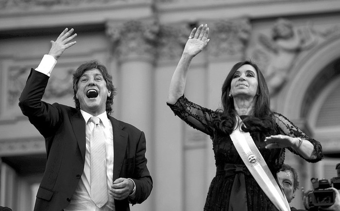 Amado Boudou y Cristina Fernandez, tras el acto de posesion del cargo de la presidenta argentina, el sabado en Plaza de Mayo. · Foto: Efe, Emiliano Lasalvia