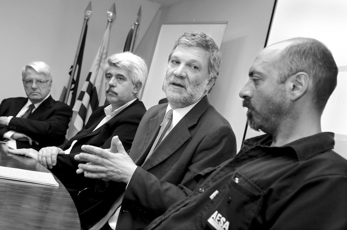 Miguel Oliveros, Eduardo Brenta, Roberto Kreimerman y Marcelo Abdala, el viernes durante el lanzamiento del Consejo Sectorial de la
Industria Metalurgica. · Foto: Nicolás Celaya